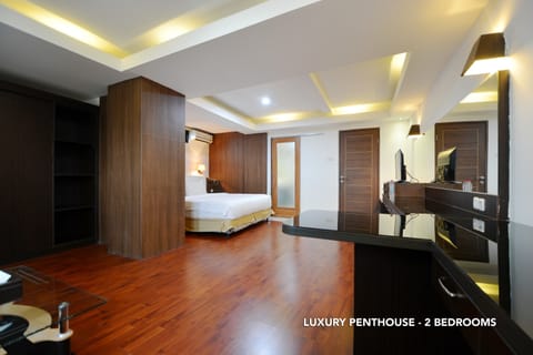 Premium bedding, in-room safe, desk, free WiFi
