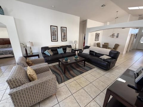 House, 5 Bedrooms | Living area