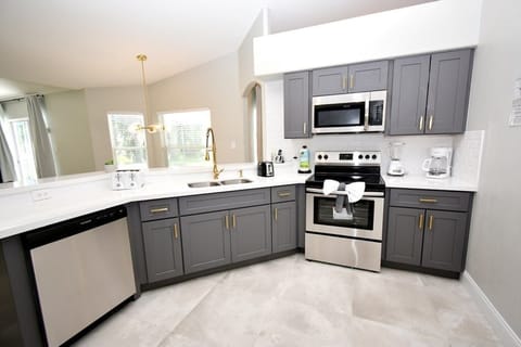 House, 5 Bedrooms | Private kitchen | Dishwasher, paper towels