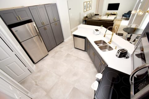 House, 5 Bedrooms | Private kitchen | Dishwasher, paper towels