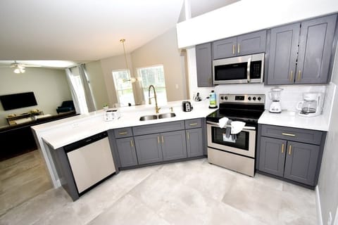 House, 5 Bedrooms | Private kitchen | Dishwasher, paper towels