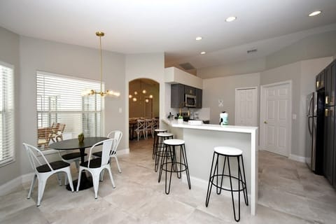 House, 5 Bedrooms | Private kitchen | Dishwasher, paper towels