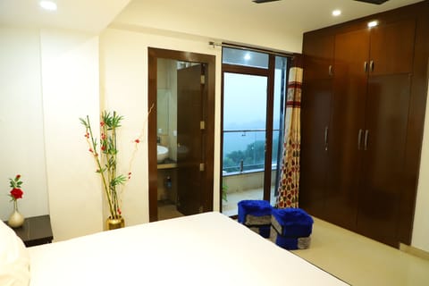 Apartment, 3 Bedrooms, Accessible, Smoking | 4 bedrooms, iron/ironing board, bed sheets