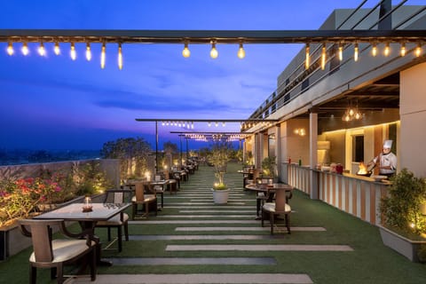 2 restaurants, dinner served
