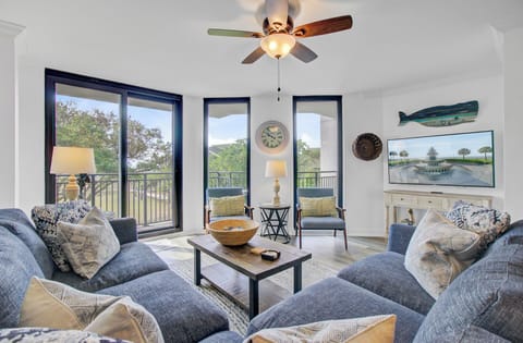 205A Shipwatch - Livingroom looking towards ocean