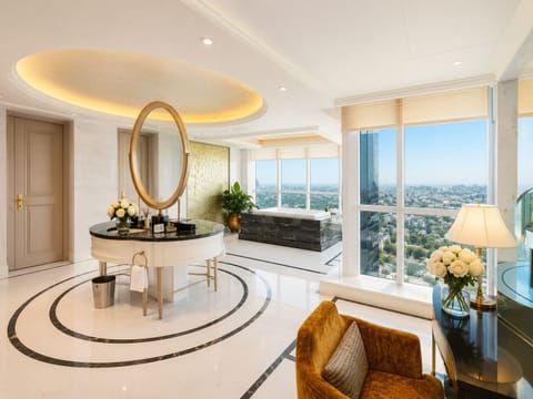 Presidential Suite | Bathroom | Separate tub and shower, deep soaking tub, rainfall showerhead