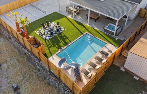 Private Pool w/slide, hot tub, firepit, pickleball, pool table, ping pong, VIEWS