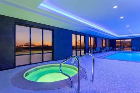 Indoor pool, sun loungers