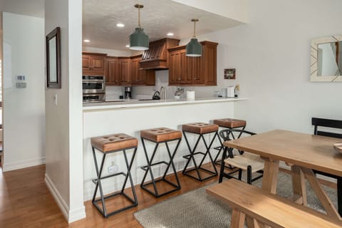 Seating for four at the breakfast bar