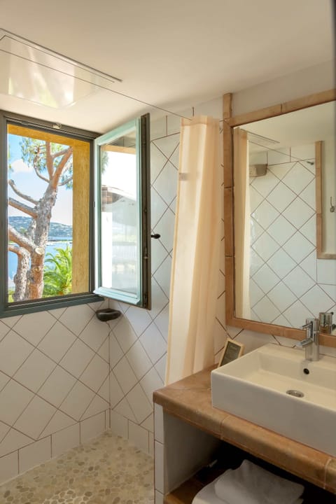 Confort Double ou Twin Terrasse | Bathroom | Free toiletries, hair dryer, bathrobes, slippers