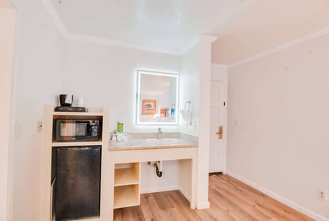 Room, 1 King Bed, Non Smoking, Jetted Tub | Premium bedding, desk, laptop workspace, blackout drapes