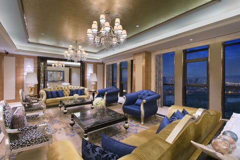 Deluxe Suite | Premium bedding, Select Comfort beds, minibar, in-room safe