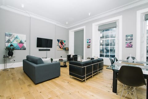 Apartment | Living room | Flat-screen TV