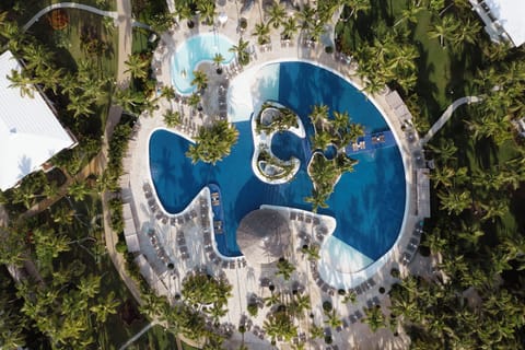 Outdoor pool, pool umbrellas, sun loungers