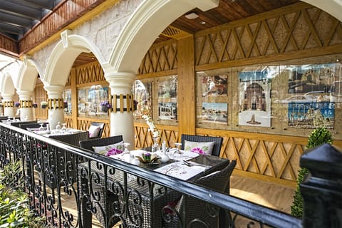2 restaurants; lunch, dinner, and brunch served