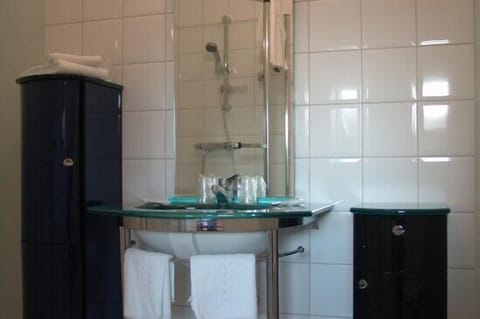 Standard Double or Twin Room | Bathroom | Shower, hair dryer, towels