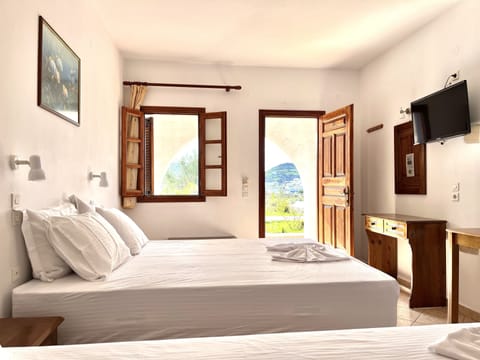 Superior Studio, Garden View | Premium bedding, desk, WiFi (free)