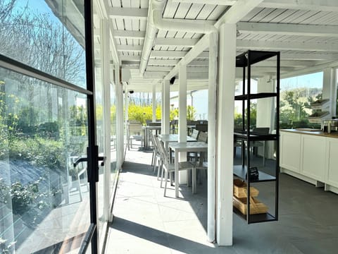 Daily cooked-to-order breakfast (EUR 9 per person)