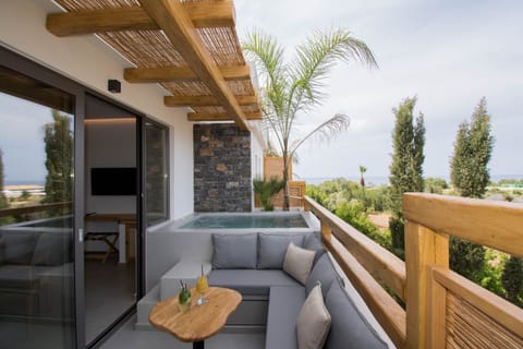 Deluxe Room with Jacuzzi | In-room safe, individually decorated, individually furnished, desk