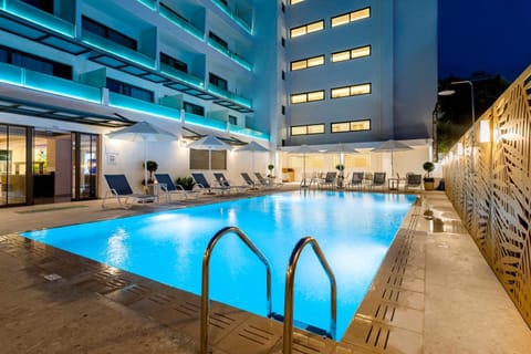 Seasonal outdoor pool, pool umbrellas, sun loungers