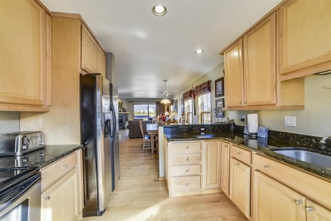 LG736D Kitchen
