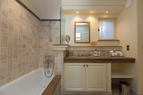 Superior Double Room | Bathroom | Shower, hair dryer, bathrobes, slippers