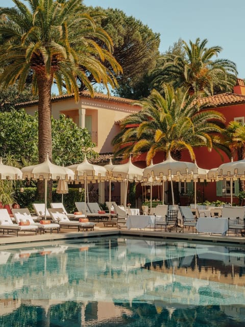 Seasonal outdoor pool, pool umbrellas, sun loungers