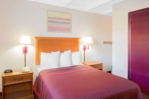 Room, 1 Double Bed, Accessible, Non Smoking (Mobility, Tub w/Grab Bars) | In-room safe, desk, iron/ironing board, rollaway beds