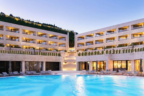 Outdoor pool, pool umbrellas, sun loungers