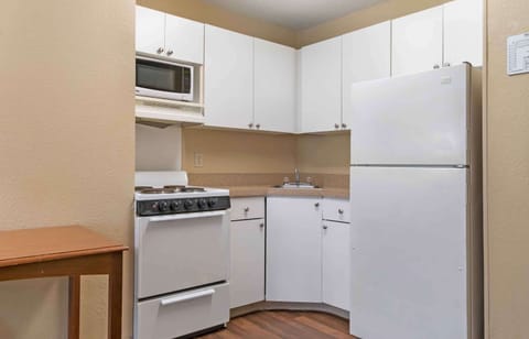 Deluxe Studio, Multiple Beds, Non Smoking | Private kitchen | Fridge, microwave, stovetop, coffee/tea maker