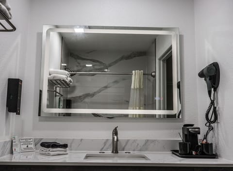 Deluxe 2 Queen with sofa sleeper | Bathroom | Combined shower/tub, free toiletries, hair dryer, towels