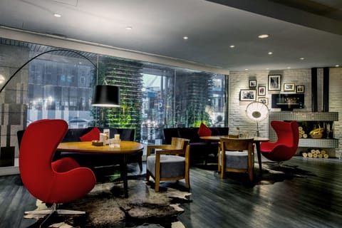 2 restaurants; breakfast, lunch, and dinner served