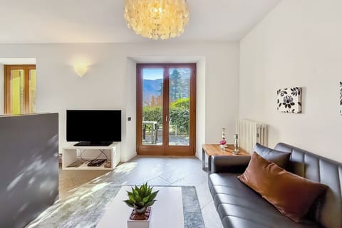 Family Apartment, Multiple Bedrooms (Lenno Centrale) | Living area | 32-inch flat-screen TV with cable channels, TV