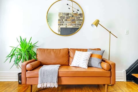 Bright, airy, and filled with personality, this living room combines earthy tones with striking details for a warm and inviting atmosphere.