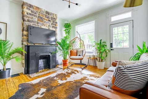 Chic Urban Hideaway: Stylish 3-Bed Home, Free Parking

FILLED with gorgeous rare plants from all over with exposed brick walls for a rustic feel of the home!