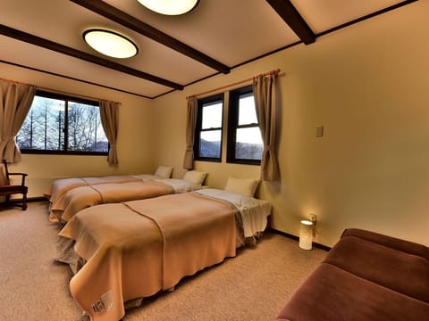 Grand Room, Non Smoking | Desk, free WiFi, bed sheets