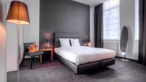 1 bedroom, desk, blackout drapes, soundproofing