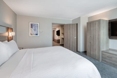 Suite, 1 Bedroom, Kitchen | Desk, blackout drapes, iron/ironing board, free cribs/infant beds