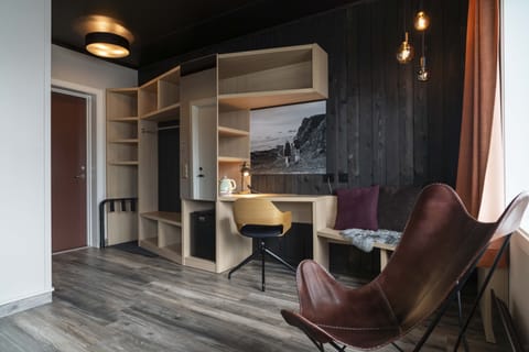 Design Twin Room | Desk, free WiFi, bed sheets