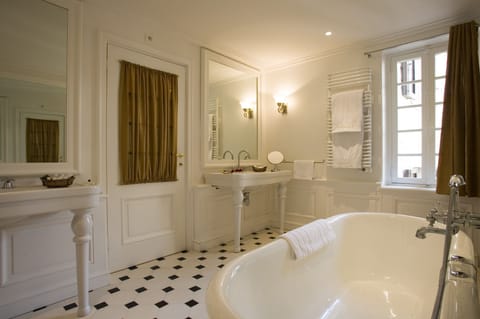 Suite | Bathroom | Bathtub, free toiletries, hair dryer, bathrobes