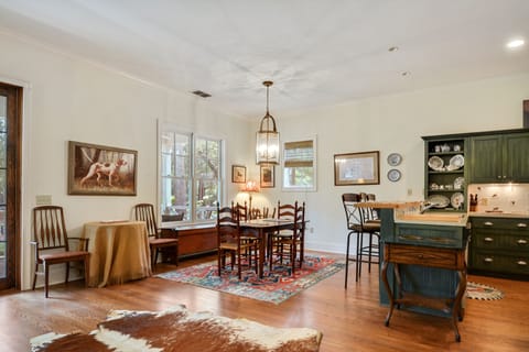 Table for 4 and additional seating at the bar 