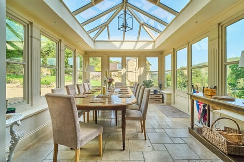 Deluxe House | Dining room
