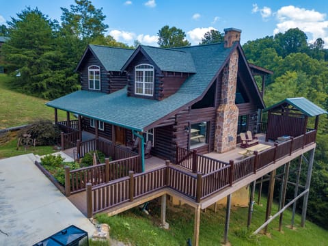 Luxury Smoky Mountain Cabin - Perky Peaks Lodge