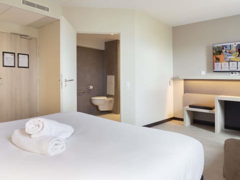 Standard Room, 1 Double Bed, Accessible | Desk, laptop workspace, blackout drapes, soundproofing