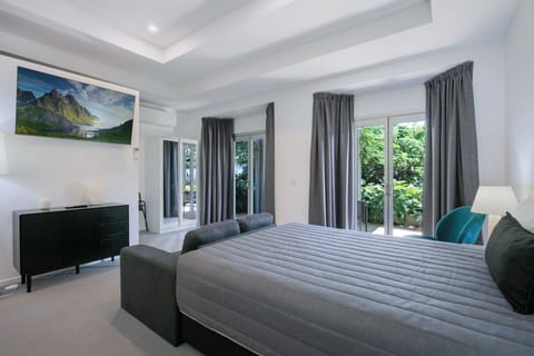 Executive Family Room | Minibar, desk, soundproofing, iron/ironing board