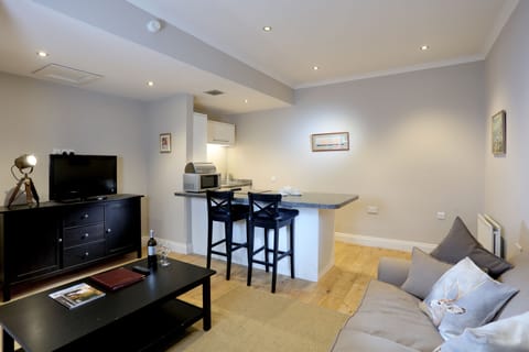 Standard Apartment, 1 Queen Bed, Kitchen, Courtyard View | Living area | TV