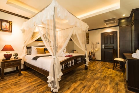 Super Deluxe | In-room safe, desk, blackout drapes, soundproofing