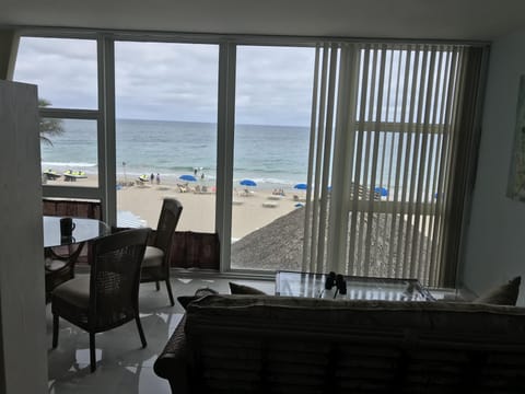 After coffee, it's beach time! 
But breakfast first... in condo or in tiki-hut?