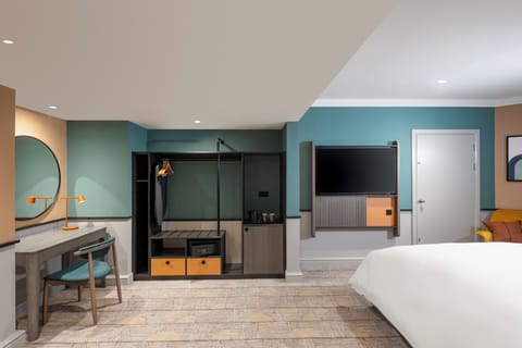 Standard Room, 1 King Bed, Accessible (Super King) | Premium bedding, in-room safe, desk, laptop workspace