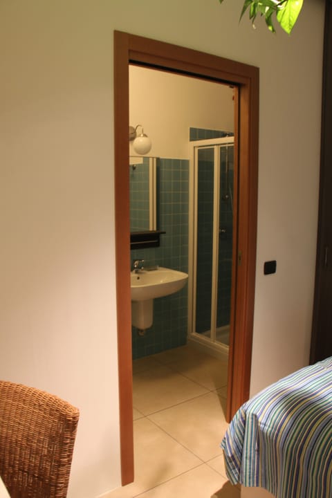 Triple Room | Bathroom | Rainfall showerhead, free toiletries, bidet, towels